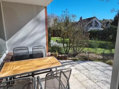 Ein Garten an der Unterkunft Meerhaus