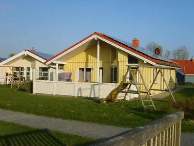Das Gebäude in dem sich das Ferienhaus befindet