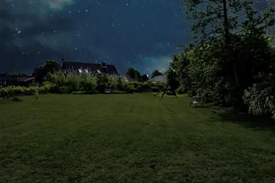 Ein Garten an der Unterkunft Deichoase Strandhaus