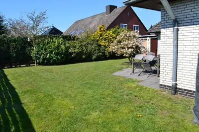 Ein Garten an der Unterkunft Strandnahe Ferienwohnung Duhnen - Garten, Strandkorb, 4 Personen