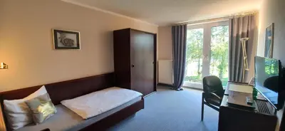 Ein Bett oder Betten in einem Zimmer der Unterkunft Hotel am Hasengarten
