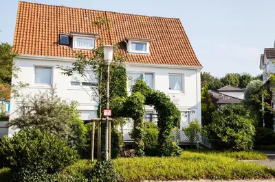 Das Gebäude in dem sich das Ferienhaus befindet