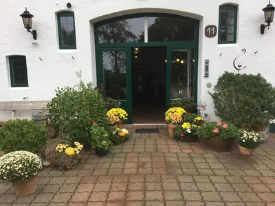 Eine Fassade oder ein Eingang zu Wrede-Hof