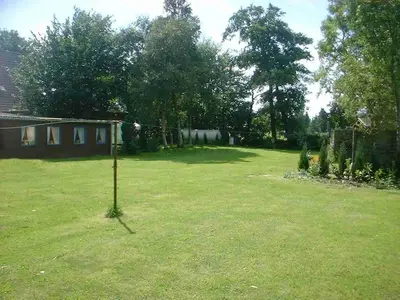 Ein Garten an der Unterkunft Ferienwohnung Ehrich nahe Otterndorf