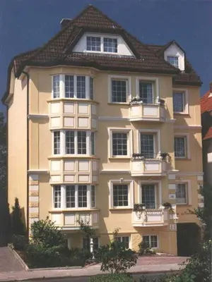 Das Gebäude in dem sich das Ferienhaus befindet