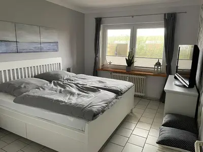 Ein Bett oder Betten in einem Zimmer der Unterkunft Freundliche Ferienwohnung direkt hinter dem Deich