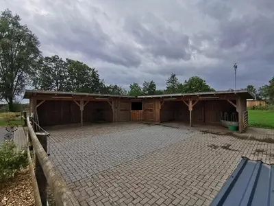 Das Gebäude in dem sich das Ferienhaus befindet