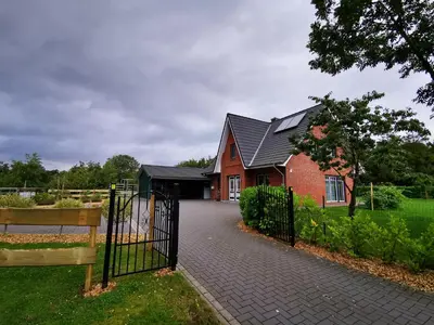 Das Gebäude in dem sich das Ferienhaus befindet