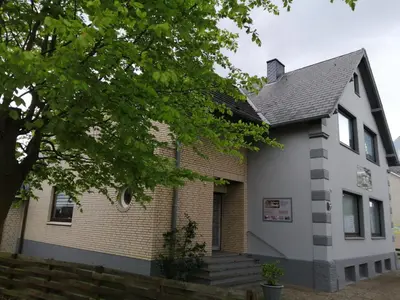 Das Gebäude in dem sich die Ferienwohnung befindet