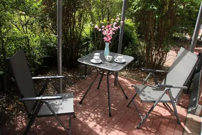 Ein Garten an der Unterkunft Maritime Ferienwohnung in Strandnähe