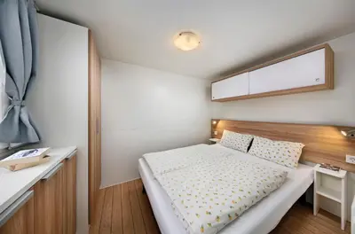 Ein Bett oder Betten in einem Zimmer der Unterkunft KNAUS Campingpark Dorum