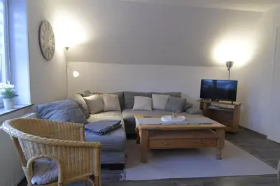 Ein Sitzbereich in der Unterkunft Kleine Ferienwohnung Bederkesa