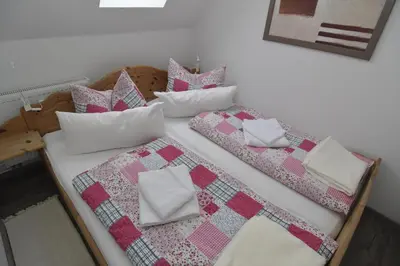 Ein Bett oder Betten in einem Zimmer der Unterkunft Kleine Ferienwohnung Bederkesa