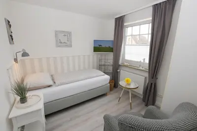 Ein Bett oder Betten in einem Zimmer der Unterkunft Hotel-Pension Achtern Diek