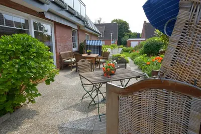 Ein Garten an der Unterkunft Hotel-Pension Achtern Diek
