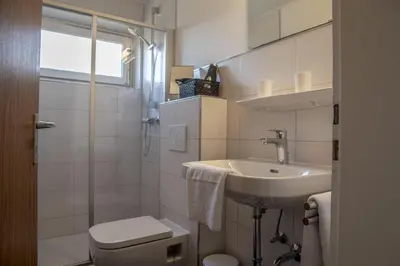 Ein Badezimmer in der Unterkunft Ferienwohnung 'Haus Ingeborg, Wohnung 2/OG'