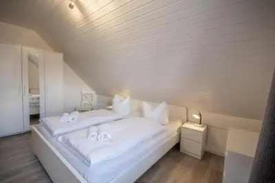 Ein Bett oder Betten in einem Zimmer der Unterkunft Ferienwohnung 'Haus Ingeborg, Wohnung 2/OG'