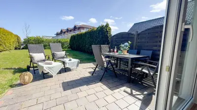 Ein Garten an der Unterkunft Ferienhaus 'Haus Eversand'