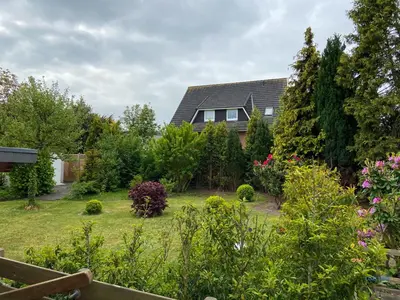 Ein Garten an der Unterkunft Familienurlaub auf zwei Ebenen im Herzen von Duhnen