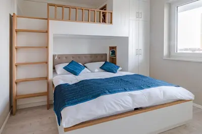 Ein Bett oder Betten in einem Zimmer der Unterkunft 5 Sterne Penthouse DeichSuite
