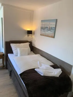 Ein Bett oder Betten in einem Zimmer der Unterkunft Haus Schatz am Meer Appartement 12 für 1 Person Schatzkammer