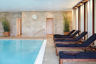 Der Swimmingpool an oder in der Nähe von nordica Hotel Friesenhof