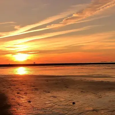 Lüttje Huus Frieda mit Strandkorb am Strand von Mai bis September