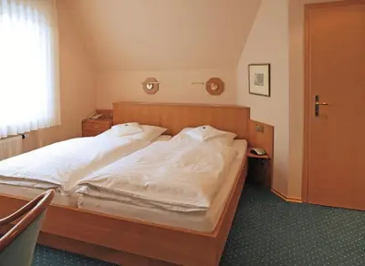 Ein Bett oder Betten in einem Zimmer der Unterkunft Haus Thorwarth - Hotel garni