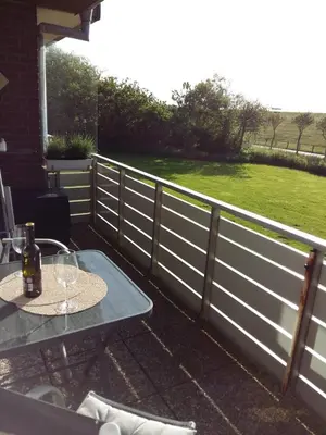 Ein Balkon oder eine Terrasse in der Unterkunft Wunderschöne Ferienwohnung ´Mal seh´n`direkt am Nordseedeich