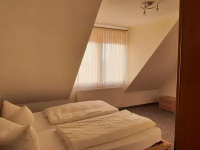 Ein Bett oder Betten in einem Zimmer der Unterkunft Landhaus Braband Ferienwohnungen - Cuxhavener Straße 96