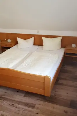 Ein Bett oder Betten in einem Zimmer der Unterkunft Landhaus Braband Ferienwohnungen - Gustav-Schönleber-Weg 2