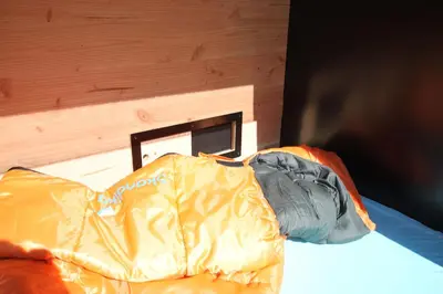 Ein Bett oder Betten in einem Zimmer der Unterkunft StrandGutkoje auf dem Campingplatz Strandgut