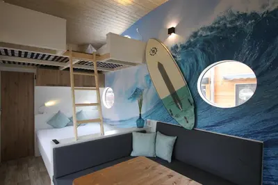 Ein Sitzbereich in der Unterkunft Tiny Wave Tiny House auf dem Campingplatz Strandgut