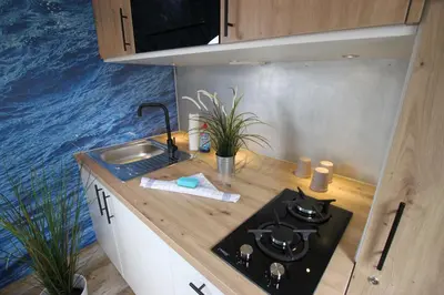 Küche/Küchenzeile in der Unterkunft Tiny Wave Tiny House auf dem Campingplatz Strandgut
