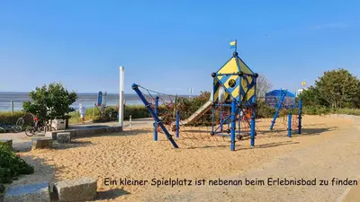 Ein Kinderspielbereich in der Unterkunft Apartment 103 im Haus Seehütte direkt am Strand in Cuxhaven Duhnen mit Seesicht in der Ferne