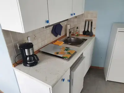 Küche/Küchenzeile in der Unterkunft Apartment 103 im Haus Seehütte direkt am Strand in Cuxhaven Duhnen mit Seesicht in der Ferne