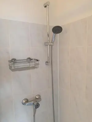 Ein Badezimmer in der Unterkunft Apartment 103 im Haus Seehütte direkt am Strand in Cuxhaven Duhnen mit Seesicht in der Ferne