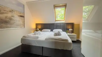 Ein Bett oder Betten in einem Zimmer der Unterkunft Moderne Ferienwohnung für 4 Personen in Duhnen