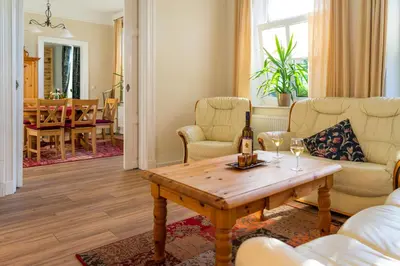 Ein Sitzbereich in der Unterkunft Wunderschöne und moderne Altstadtwohnung im Herzen von Otterndorf