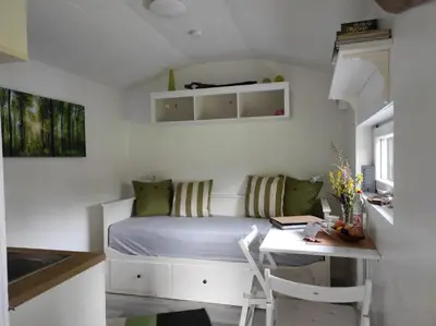 Ein Bett oder Betten in einem Zimmer der Unterkunft Casa Foresta - minimalistisches 1-Raum Tiny House direkt am Wald