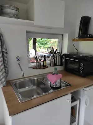 Küche/Küchenzeile in der Unterkunft Casa Foresta - minimalistisches 1-Raum Tiny House direkt am Wald