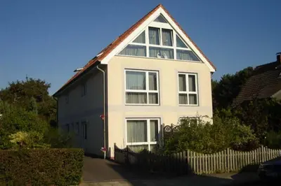 Das Gebäude in dem sich das Ferienhaus befindet