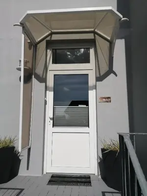 Eine Fassade oder ein Eingang zu Steinmarner Bude 3