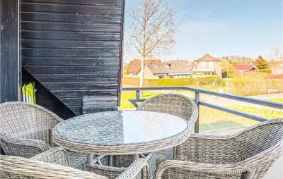 Der Swimmingpool an oder in der Nähe von Beautiful Apartment In Friedrichskoog Ot Frie