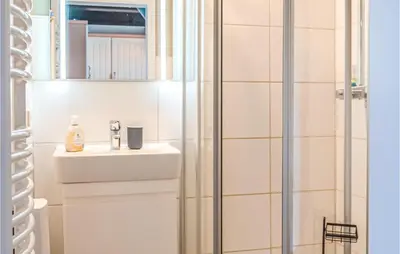 Ein Badezimmer in der Unterkunft Beautiful Apartment In Friedrichskoog Ot Frie