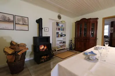 Ein Sitzbereich in der Unterkunft Erlenhof Steinau Fachwerkhaus mit Reetdach
