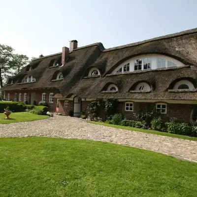 Erlenhof-Steinau-Fachwerkhaus-mit-Reetdach
