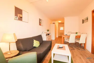 Ein Sitzbereich in der Unterkunft Haus Elbe Döse Wohnung 2