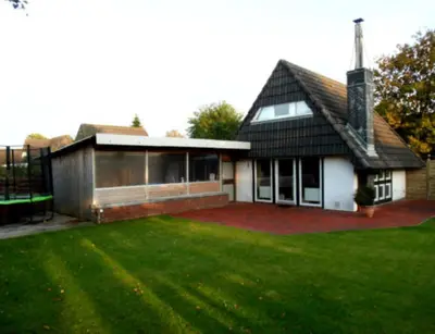 Das Gebäude in dem sich das Ferienhaus befindet