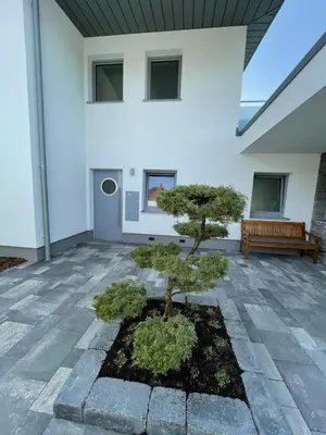 Ein Garten an der Unterkunft Luv-Moderne Neubauwohnung in Strandnähe-Wallbox
